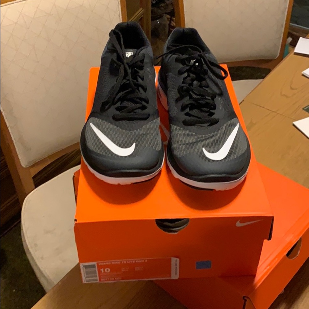 WMNS NIKE FS LITE RUN 3